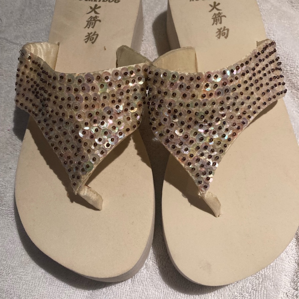 Beige thong Sandals with sequins and beads